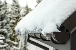 rynna pełna śniegu i lodu