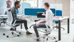 Ergonomiczne stanowisko pracy – jak dobrać fotele i biurka, żeby biuro naprawdę służyło pracownikom?