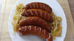 Smażona kiełbasa z cebulką – proste przepisy, które zachwycą smakoszy