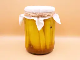 Jak zrobić ogórki z przyprawą curry, które zaskoczą Twoje kubki smakowe