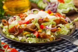 Jak zrobić sałatkę z gyrosa - prosty przepis na pyszne danie