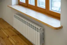 Ile powinien wystawać parapet, aby skutecznie chronić budynek?