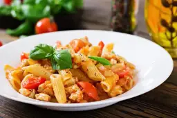 Penne z kurczakiem w sosie pomidorowym – szybki przepis na obiad dla rodziny