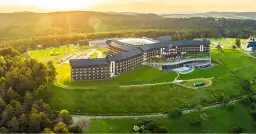 Kto jest właścicielem hotelu Arłamów? Poznaj zaskakującą historię.