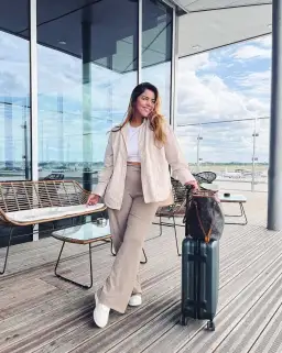 Outfit na lotnisko: 7 porad jak ubrać się wygodnie i stylowo