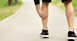 Ból łydek: przyczyny, które mogą zaskoczyć i jak je leczyć