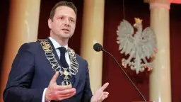 Ile zarabia Trzaskowski? Zaskakujące fakty o jego pensji i porównania