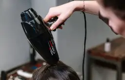 Jak działa suszarka do włosów – poznaj sekrety efektywnego suszenia