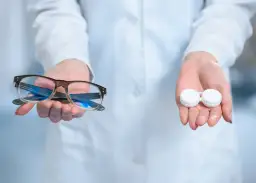Soczewki czy okulary: kompletne porównanie wad i zalet korekcji wzroku