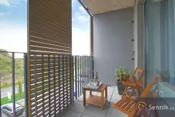 Sennik: Ktoś spada z balkonu - znaczenie i symbolika snu