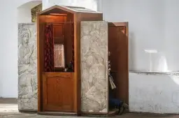 Jak brzmi formułka spowiedzi? Odkryj jej znaczenie i różnice