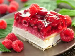 Przepisy na ciasta z malinami bez pieczenia, które zachwycą każdego