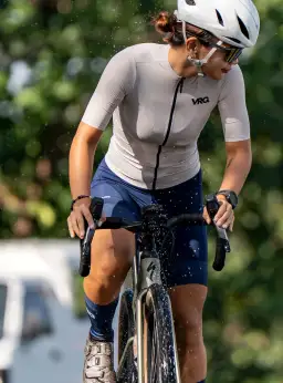 Odzież kolarska dla kobiet: na co zwrócić uwagę przy wyborze?