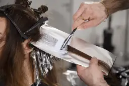 Czym farbować włosy? Wybierz najlepsze rodzaje farb i kolory dla siebie