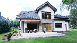 Jakie okna dobrać do czarnej dachówki - porady stylistów i architektów