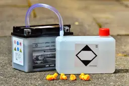 Jak sprawdzić ile akumulator ma lat? Prosty sposób na wiek baterii