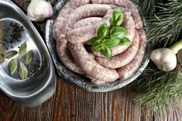 Jak gotować białą kiełbasę, aby nie pękała i zachowała smak