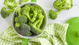 Ile gotować brokuła do sałatki, aby był idealnie chrupiący?