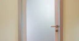 Alternatywy dla szyby w drzwiach - co wybrać, aby zaoszczędzić?