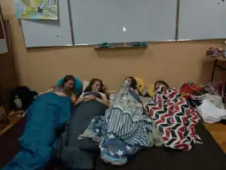 Nocowanie w szkole: Jak zorganizować niezapomnianą integrację?