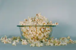 Czy pies może jeść popcorn? Sprawdź, co musisz wiedzieć!