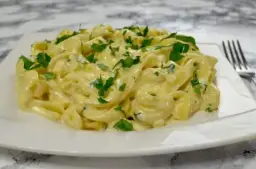 Spaghetti z sosem serowym – proste przepisy, które pokochasz