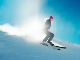 Jakie narty dla zaawansowanych: wybierz sprzęt, który poprawi Twoje umiejętności