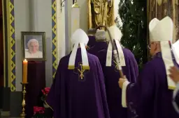 Kiedy pierwsza msza za zmarłego i dlaczego jej termin jest tak ważny