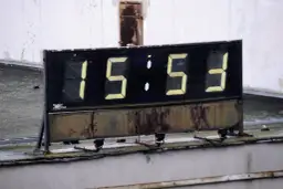 Zegar jak na dworcu – stylowe zegary, które ożywią Twoje wnętrze