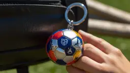 Jaki brelok w kształcie piłki nożnej zadowoli młodego fana? Rady