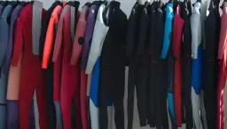 Jaką piankę do windsurfingu wybrać, aby uniknąć zimna i dyskomfortu?