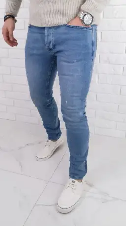 Jasne jeansy stylizacje męskie: Modowe hity, które odmienią twój styl