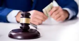 Kto ponosi koszty notarialne przy podziale majątku? Sprawdź szczegóły