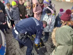 Białe czapki w policji: co oznaczają i jakie funkcje pełnią na drogach