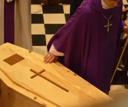 Ile kosztuje pogrzeb w kościele? Sprawdź, co wpływa na cenę