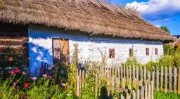 Co to jest skansen? Odkryj fascynujący świat muzeów etnograficznych