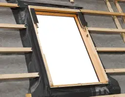 Rodzaje kołnierzy do okien dachowych – jak dobrać odpowiedni model?