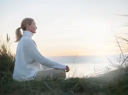 Jak oczyścić umysł medytacją: proste techniki na spokój i klarowność