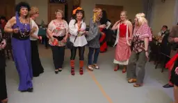 Jak się ubrać na imprezę w stylu PRL: praktyczny poradnik i inspiracje