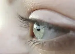 Czy można założyć soczewkę odwrotnie? Skutki i jak ich uniknąć