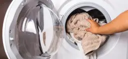 Czy wirowanie niszczy ubrania? Poznaj prawdę i chroń swoje pranie