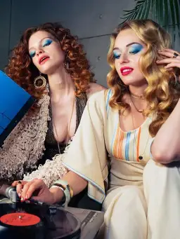 Jak się ubrać na imprezę w stylu lat 70, by zachwycić wszystkich