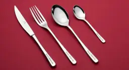 Jak sztućce na stole - unikaj błędów w układaniu na przyjęciu
