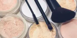 Najlepszy puder sypki rozświetlający, który odmieni Twój makijaż