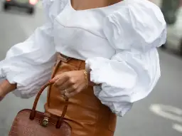 Jak nosić bluzki hiszpanki? Odkryj stylowe sposoby na każdą okazję