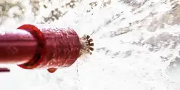 Jak działa zraszacz przeciwpożarowy i jak może uratować życie