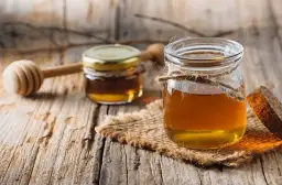 Jak prawidłowo przechowywać miód w słoiku, aby nie stracił jakości i świeżości