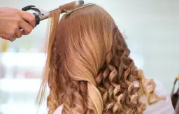 Czy lokówka niszczy włosy? Oto, co musisz wiedzieć o uszkodzeniach