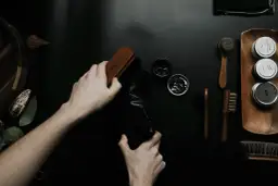 Skuteczne sposoby na pielęgnację butów skórzanych, które uratują je przed zniszczeniem