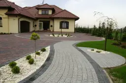 Kostka brukowa przed czy po elewacji? Poznaj najlepszą kolejność prac